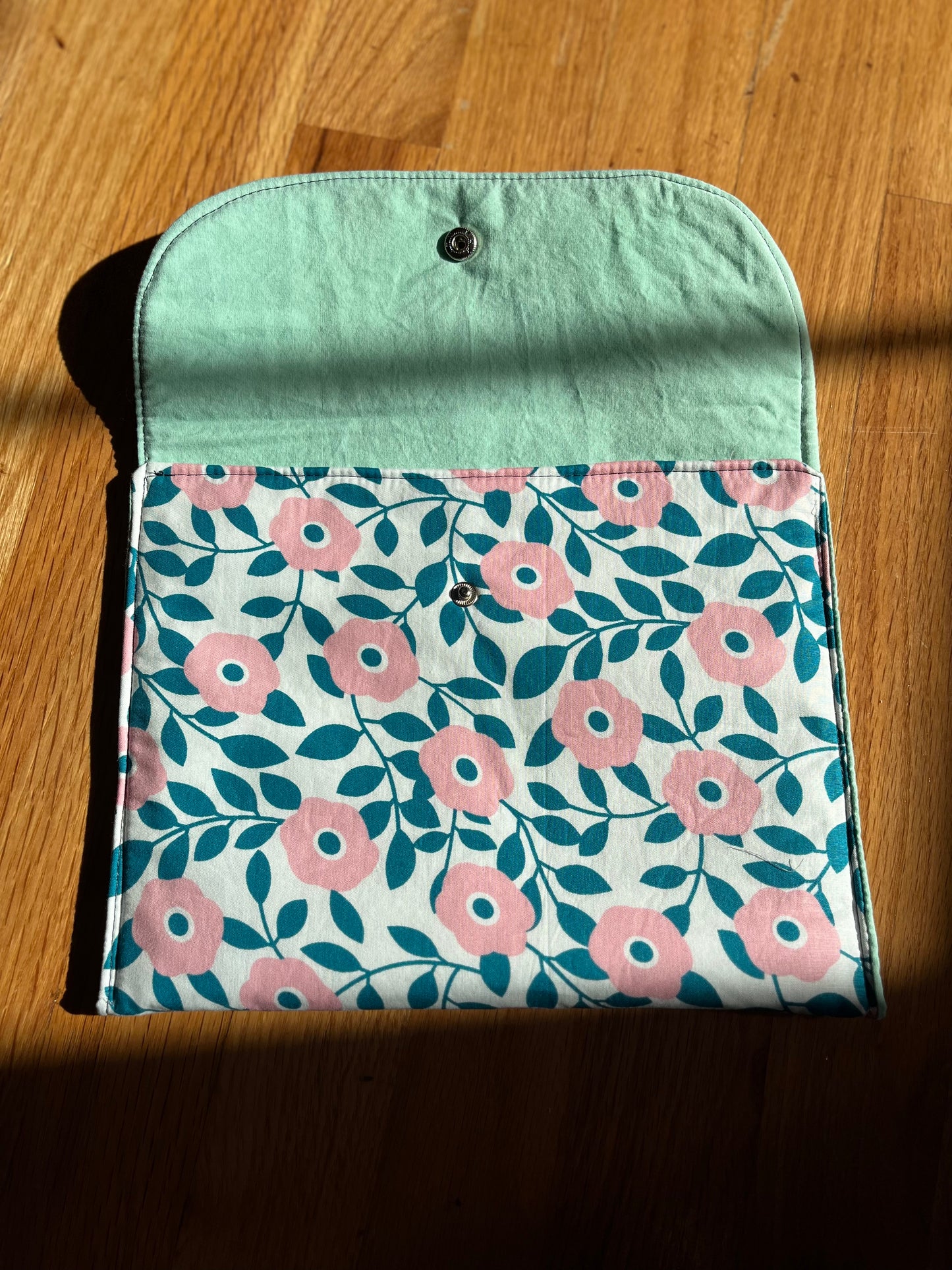 Delicate flower pocket bag