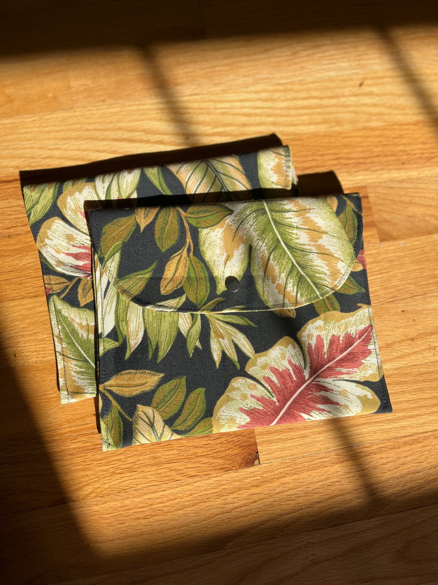 Vintage leaves pocket bag