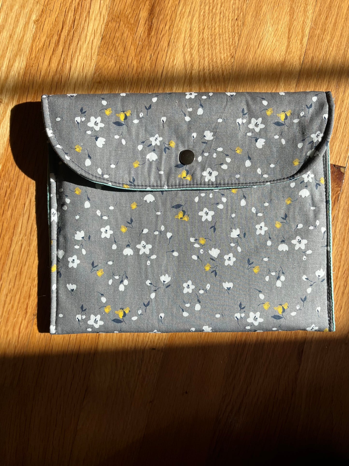 Grey flowers pocket bag