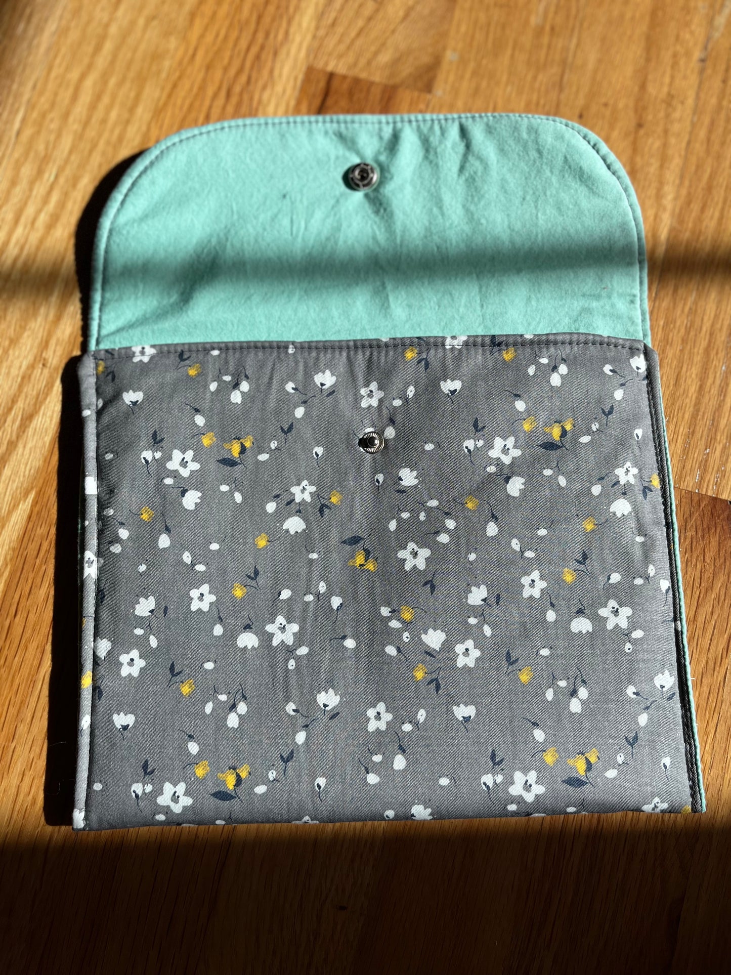 Grey flowers pocket bag